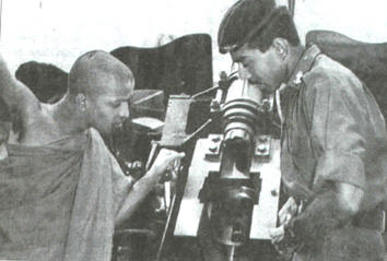 monk1a.JPG (36335 bytes)